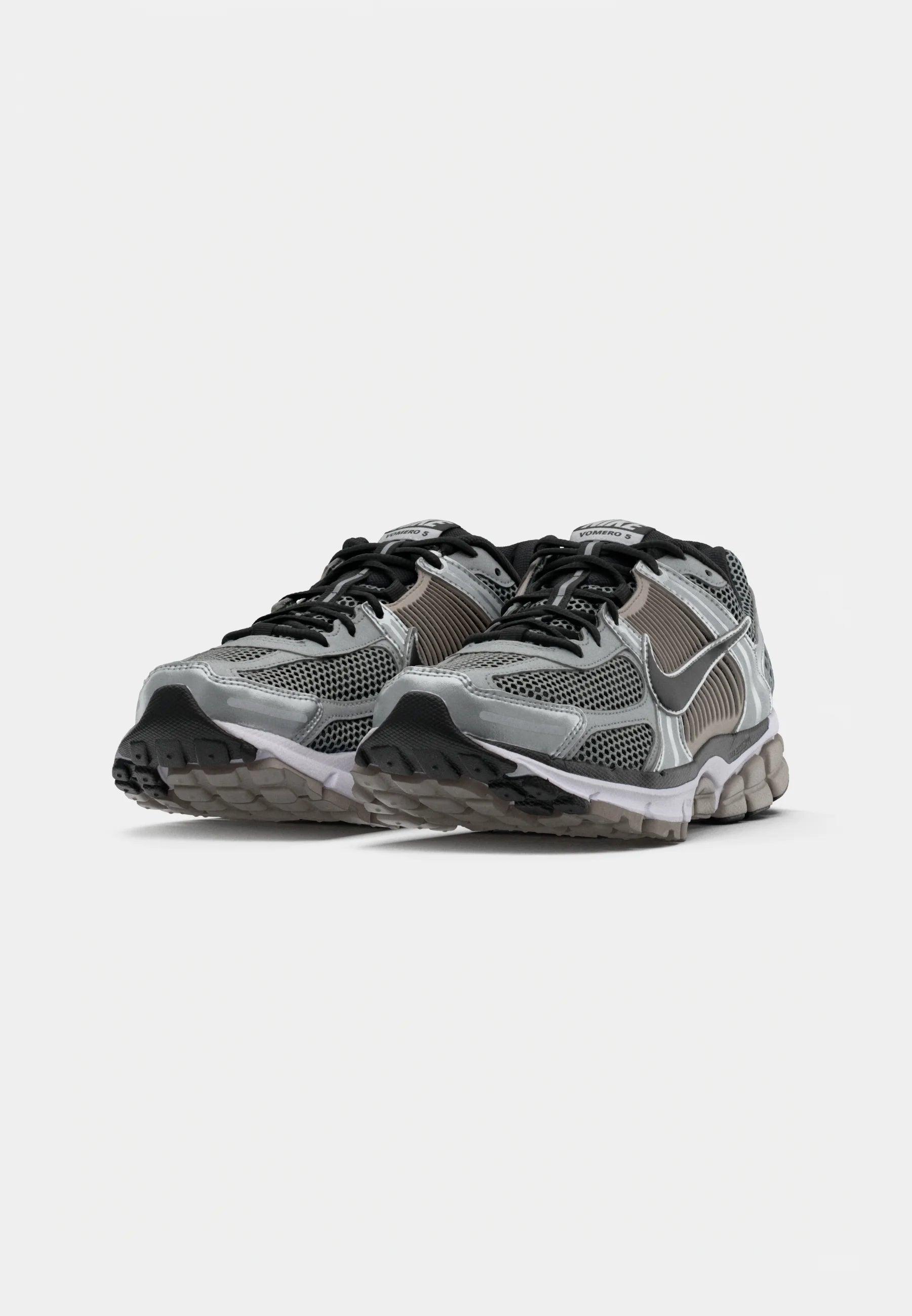 SNEAKERS ZOOM VOMERO 5 